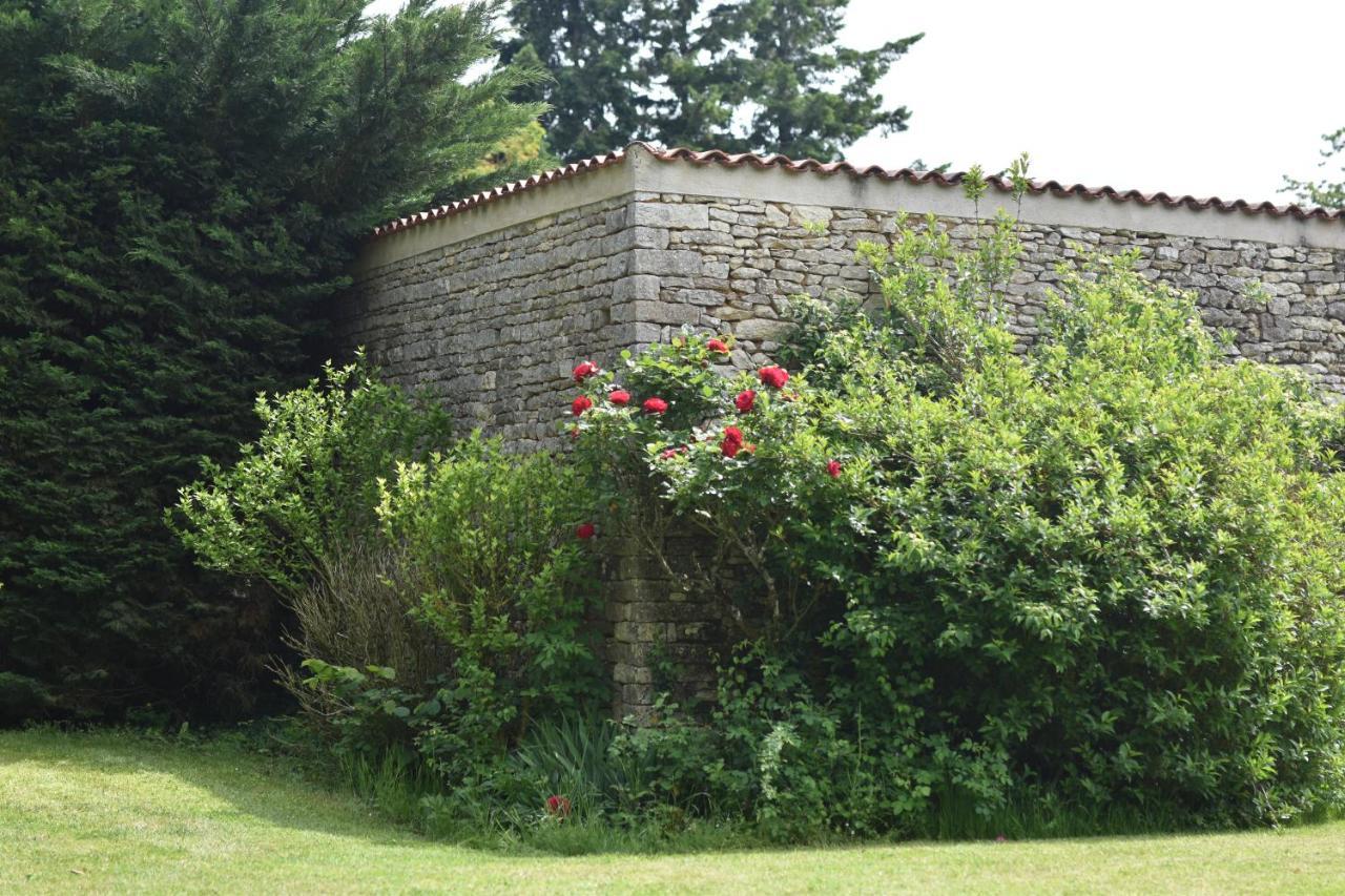 Un Jardin Et Trois Maisons Brux Exterior foto